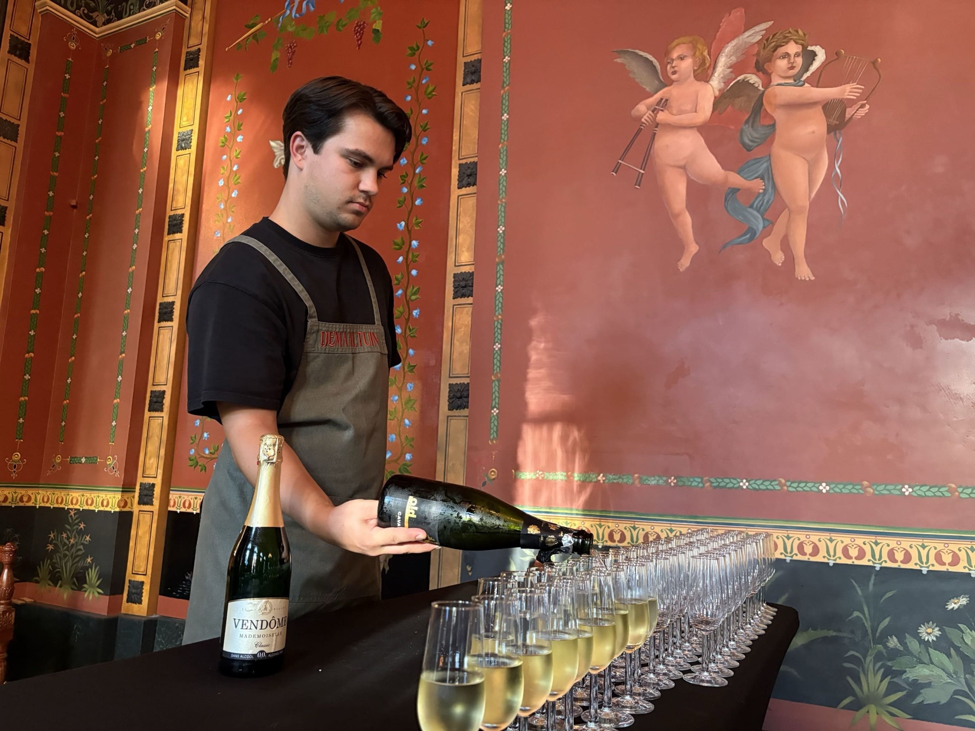 Champagne wordt ingeschonken bij de ontvangst