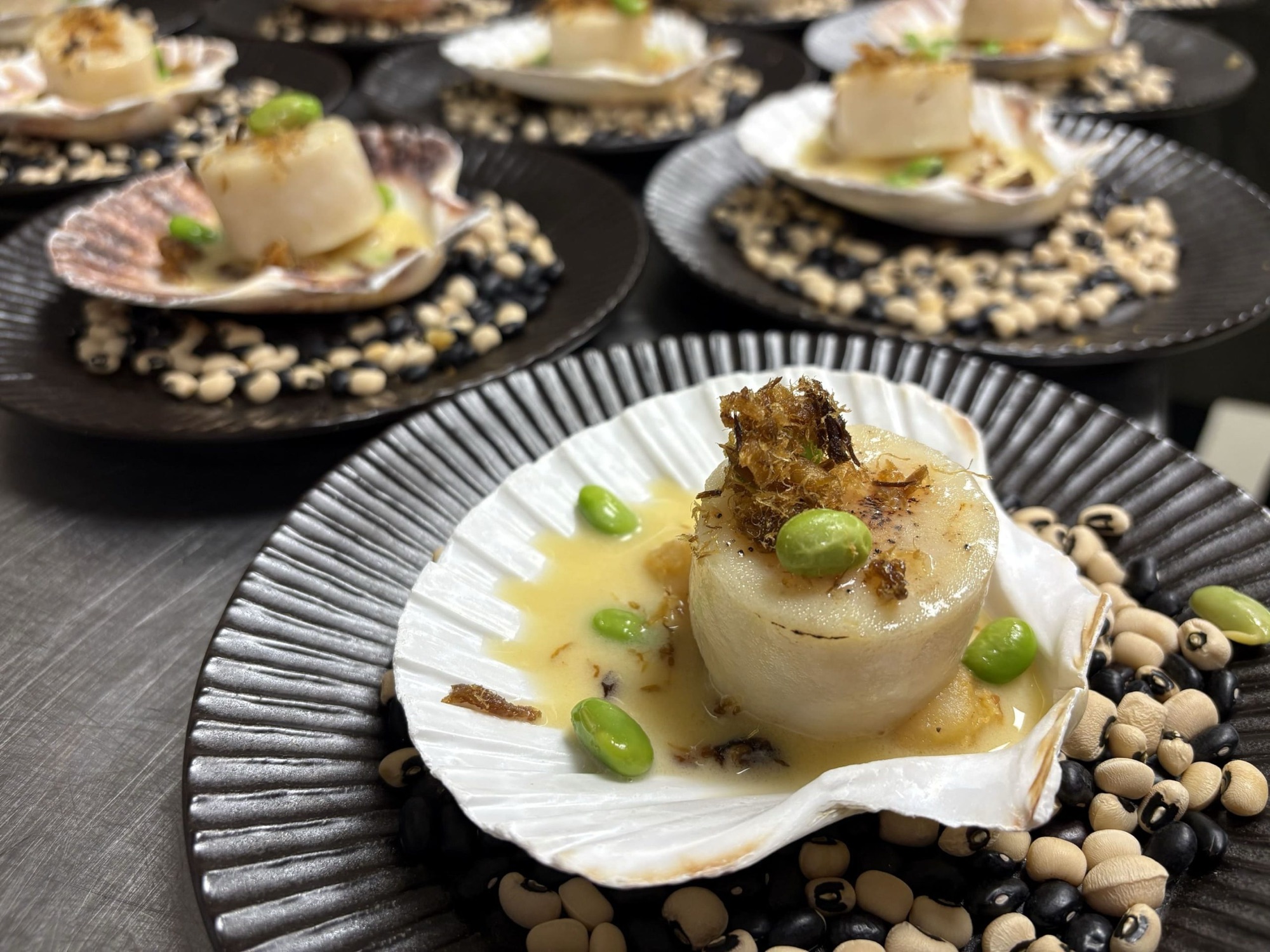 Coquille in de schelp met tuinbonen en zwarte bonen